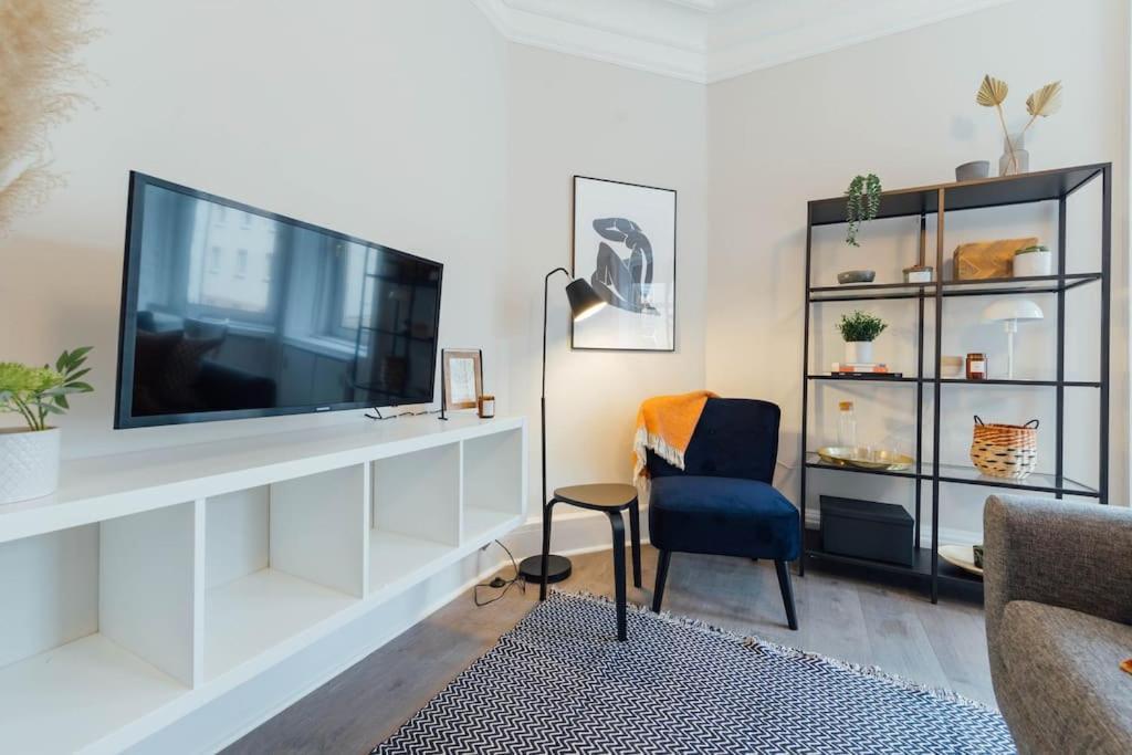 Stylish Stirling Apartment - Free Parking Bagian luar foto
