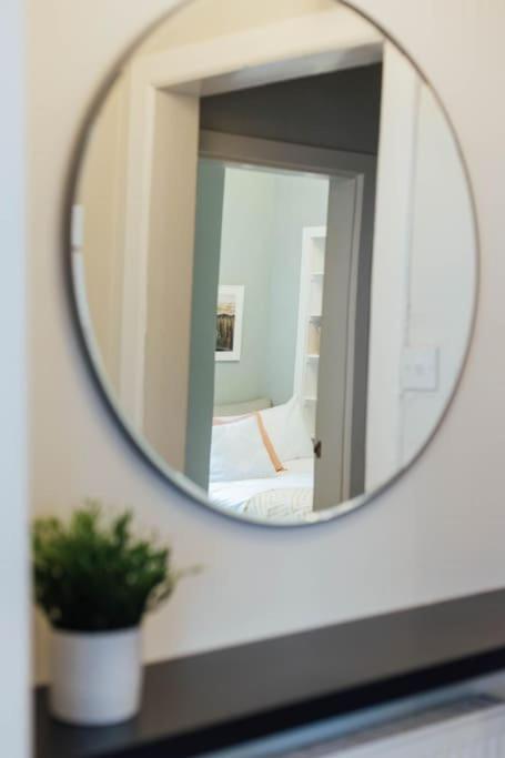 Stylish Stirling Apartment - Free Parking Bagian luar foto
